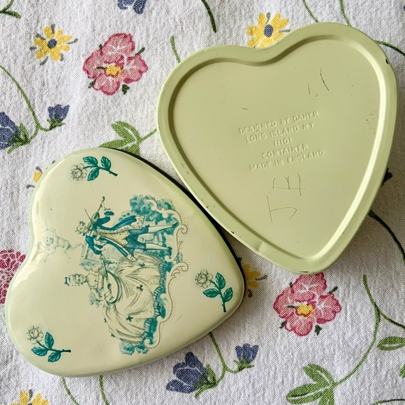 Vintage Heart Metal Tin made in England / Small Vintage Tin / Heart Keepsake Tin - Picture 15 of 16